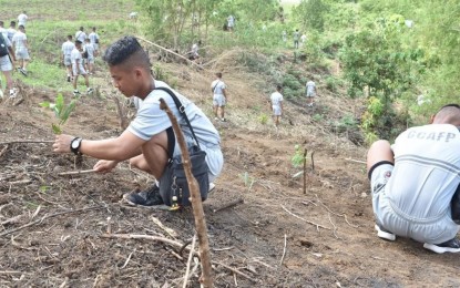<p><strong>SEEDLINGS FOR PLANTING. </strong> Some of the cadets of the Philippine Military Academy 'Masidlawin' Class of 2020 planting acacia mangium seedlings at Arao Relocation Site in Barangay Vista Alegre, Bacolod City on Monday (May 21, 2018). <em>(Photo courtesy of Bacolod City PIO)</em></p>